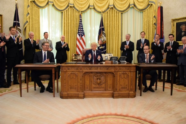Александр Вучич, Дональд Трамп и Авдулла Хоти после подписания двусторонних соглашений между США и Косово, США и Сербией о нормализации экономических отношений между между Косово и Сербией