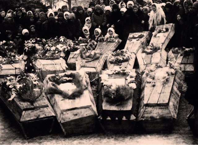Похороны молодогвардейцев в г. Краснодоне 1 марта 1943 г.
