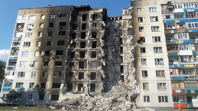 Разрушенный в ходе конфликта жилой дом в Лисичанске