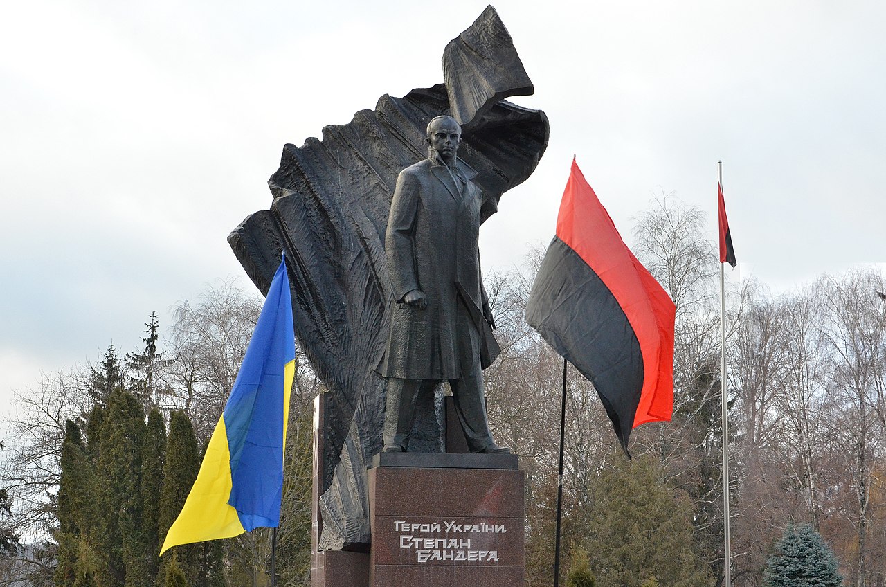 Памятник Степану Бандере в Тернополе 