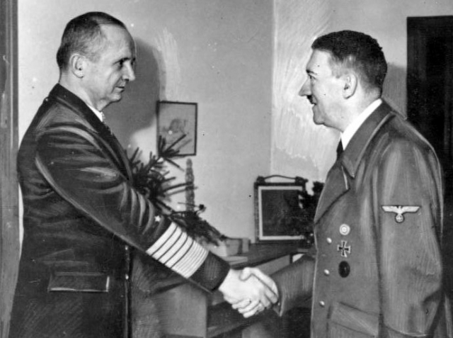 Карл Дениц и Адольф Гитлер. 1945