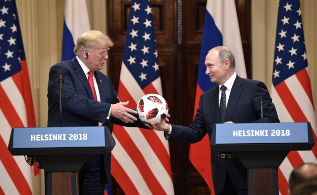 Владимир Путин подарил Дональду Трампу мячь  ЧМ-2018.  Хельсинки. 2018 