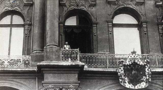 Николай II объявляет о начале войны с Германией с балкона Зимнего дворца