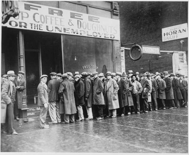Безработные мужчины у бесплатной столовой, открытой Аль Капоне в эпоху депрессии в Чикаго, Иллинойс, США, 1931