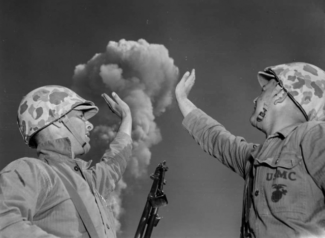 Два солдата США сразу после того, как была взорвана ядерная бомба. 1952