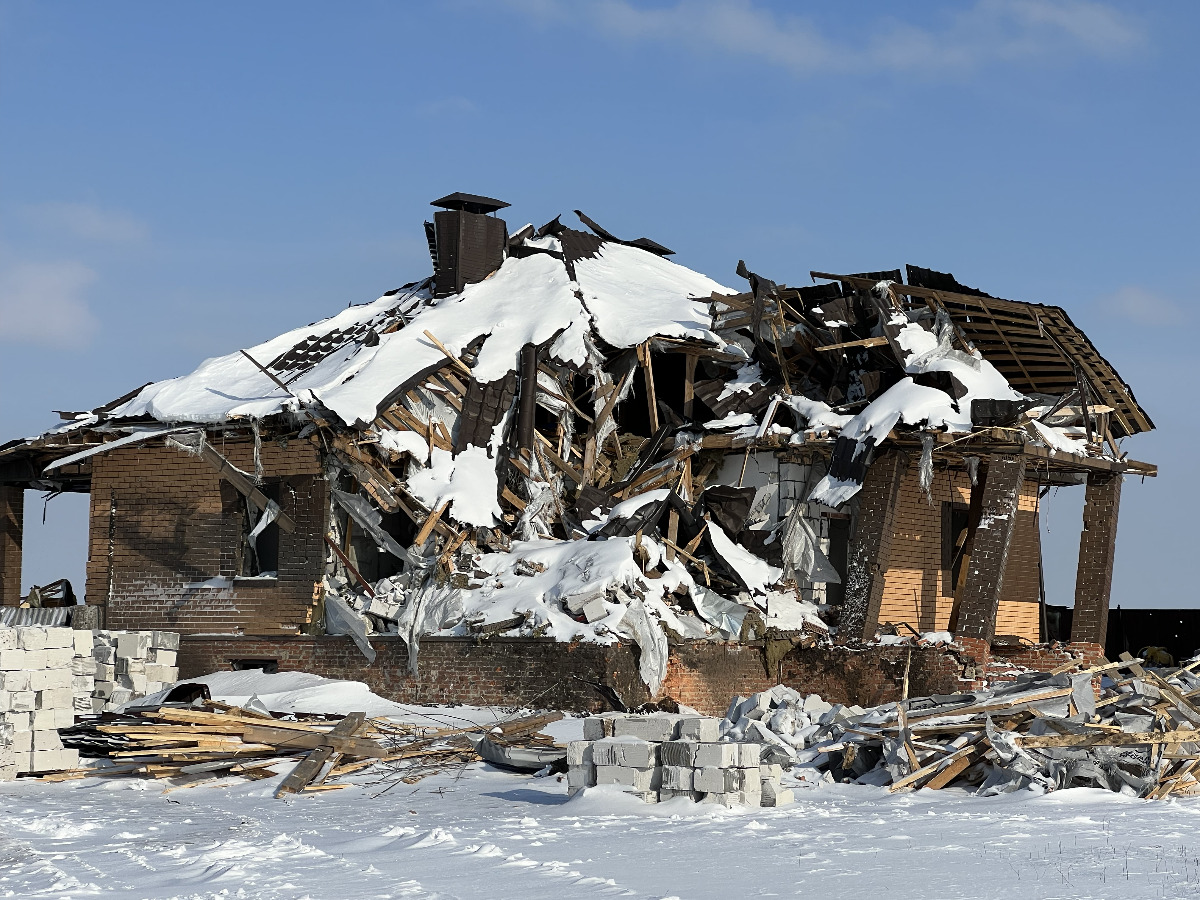 Разрушены белгородская область. Разваленный дом. Разрушение домов. Разрушенные дома. Разрушенные дома в Белгороде.