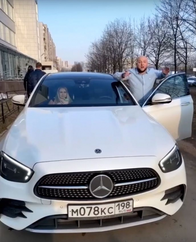 Водитель на тротуаре в Петербурге