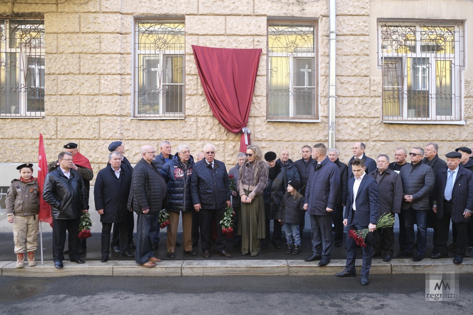 Торжественное открытие мемориальной доски в память о генерал-майоре Викторе Федоровиче Карпухине 