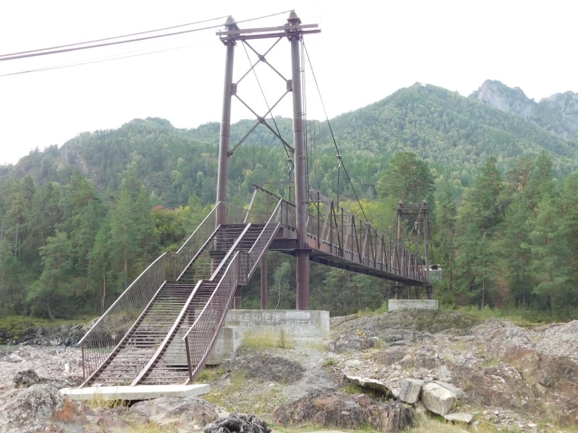 Пешеходный мост через реку Катунь