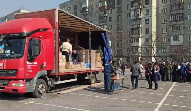 Раздача гуманитарной помощи в Мариуполе вооруженными силами России