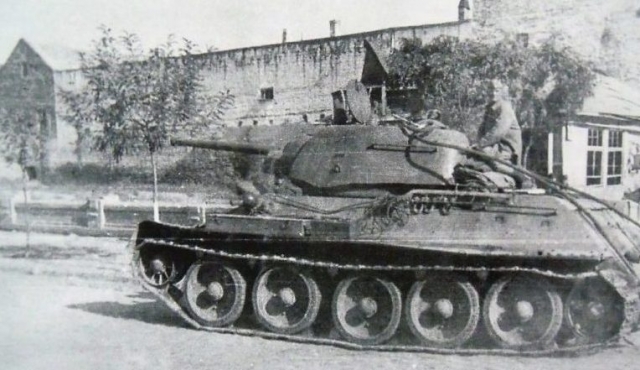 Красная Армия входит в Мелитополь. 1943