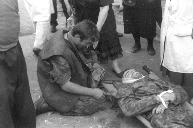 Мужчина плачет над убитым солдатом. Гражданская война в Грузии 
