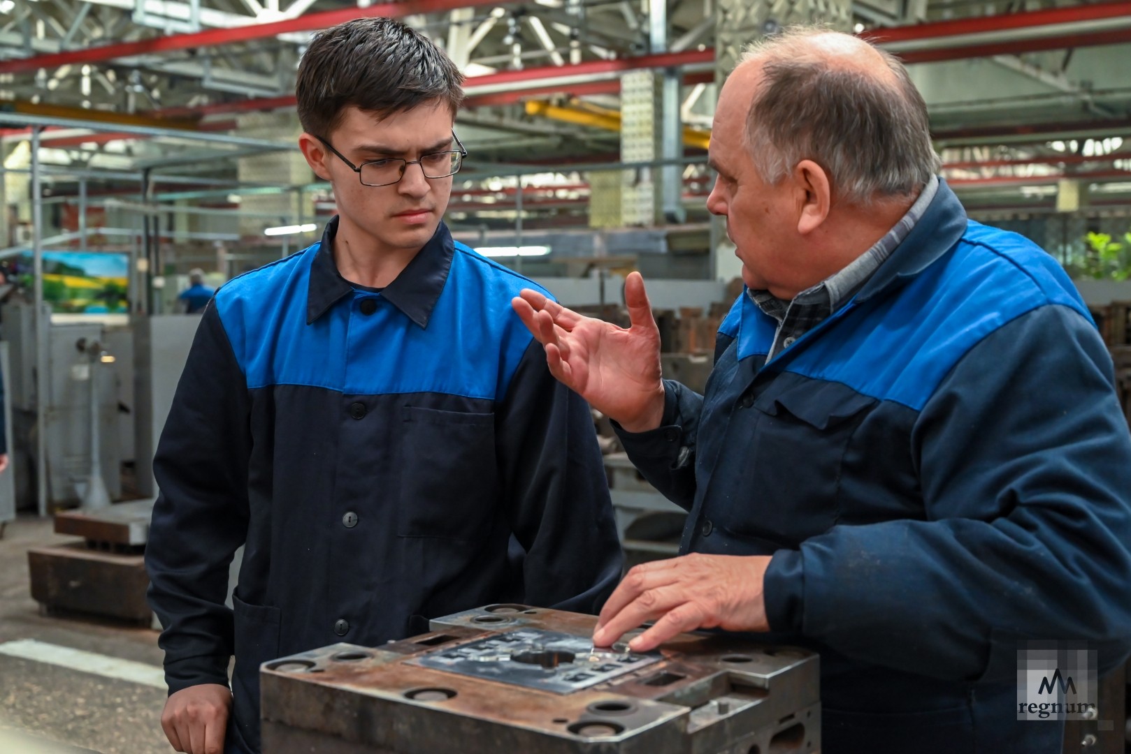 Инженер на заводе. Инженер конструктор пгс. Производственные будни. Работа инженера без опыта работы. Инженер.