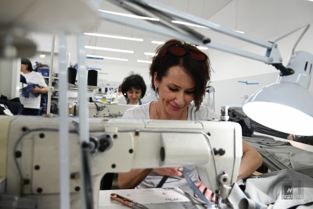 Швея за швейной машинкой