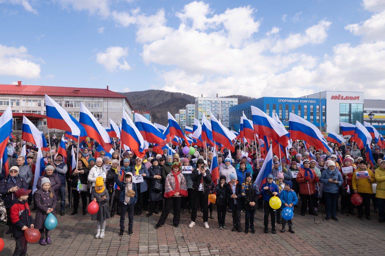 Какие новости. День города Междуреченск. Кузбасс за Россию. Кузбасс митинг. Флаг России народы России.