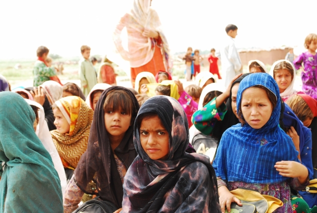 Афганские дети в лагере беженцев 