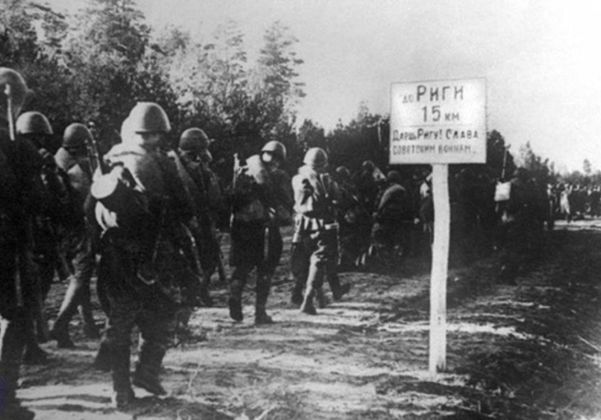 Советские солдаты подходят к Риге. 1944