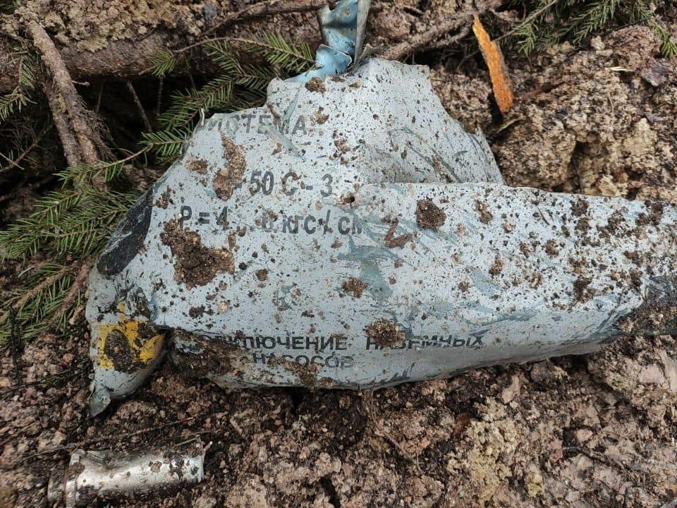 Деталь упавшего МиГ-31 на месте катастрофы