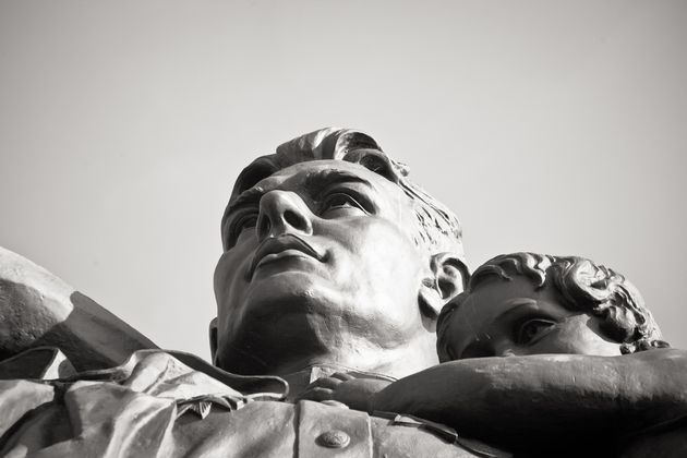 Монумент «Воин-освободитель» в Трептов-парке в Берлине (фрагмент)