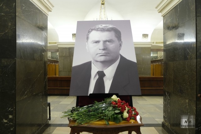 Портрет Владимира Жириновского в фойе Дома союзов   