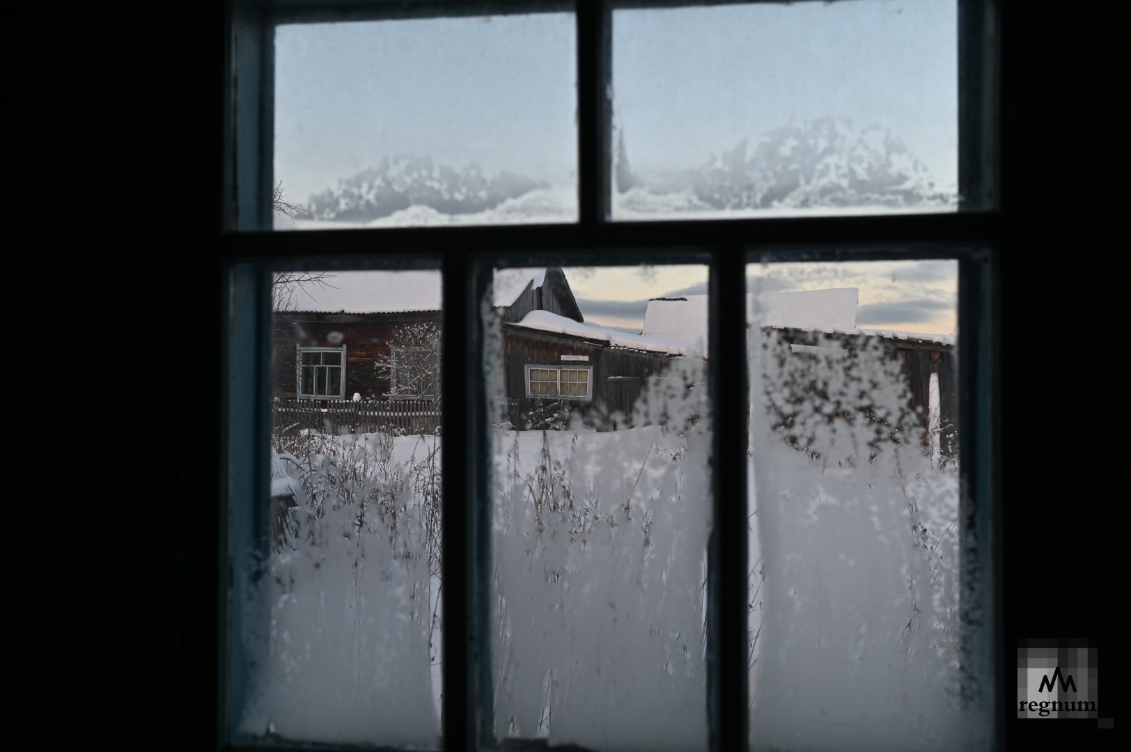 Вид из окна в одном из заброшенных домов в Пихтовом 