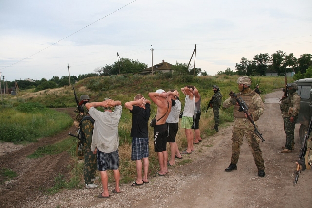 Батальон «Азов» (организация, деятельность которой запрещена в РФ) в деревне во время патрулирования под Мариуполем. 2014 год