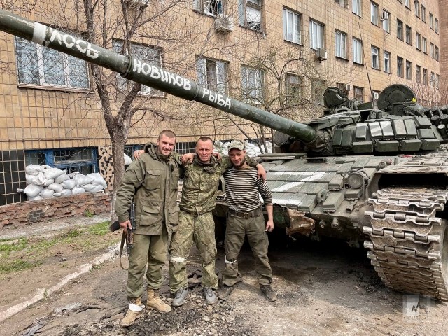 Донецкие танкисты. Справа налево: «Рыба», «Новиков», «Жека»