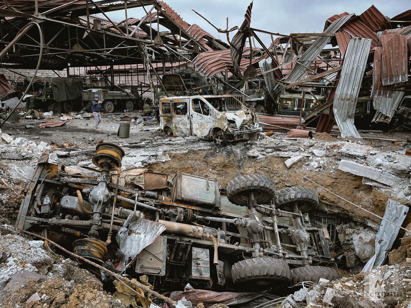 Военные и гражданские автомобили, уничтоженные на территории металлургического комбината имени Ильича