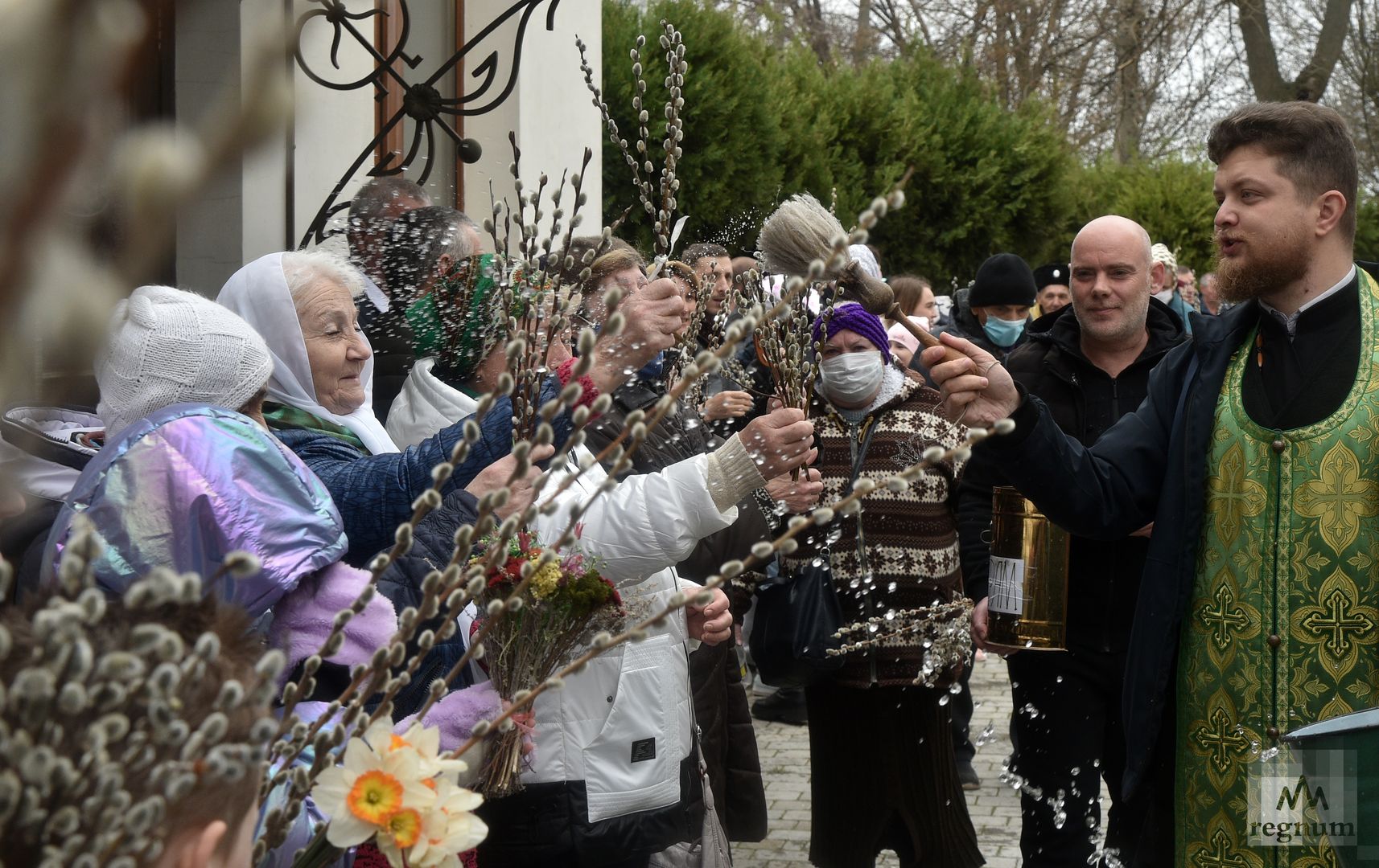 Вербное воскресенье сходить на кладбище. С Вербным воскресеньем. Евпатория Вербное воскресенье. Вербное воскресенье в Грузии. Когда Вербное воскресенье.