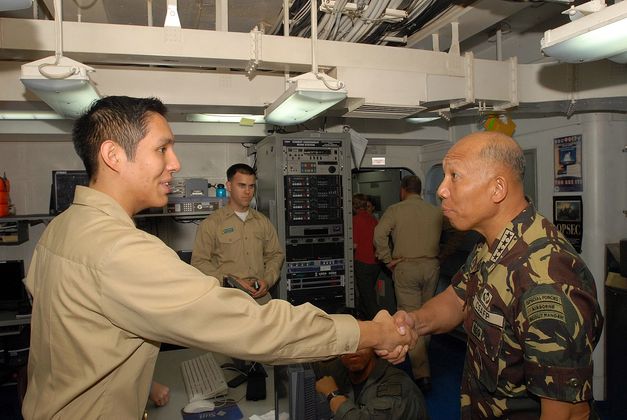 Начальник штаба ВМФ США на Филиппинах, генерал Александр Яно приветствует генерал-лейтенанта Эдуардо Варгаса на борту авианосца «Рональд Рейган»