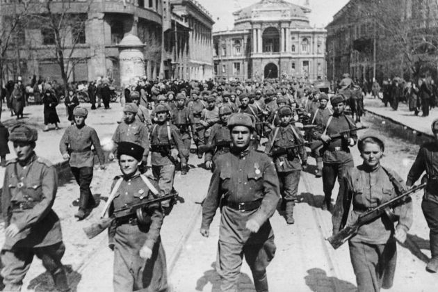 Части Красной армии проходят по улицам освобождённой Одессы. 10 апреля 1944