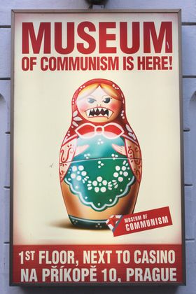 Афиша музея коммунизма в Праге с изображением матрёшки. Русофобия в Чехии