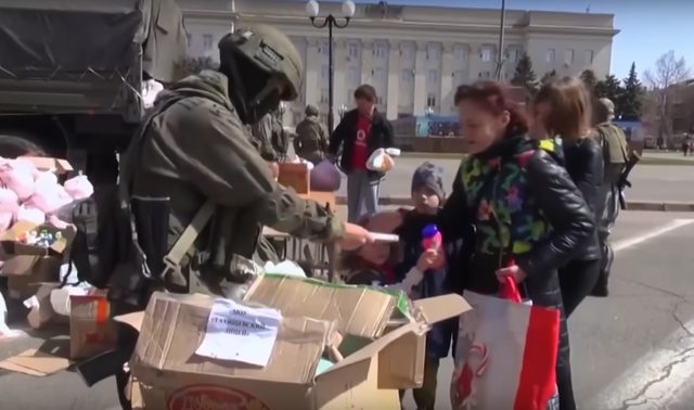 Жители Херсона получили очередную партию гуманитарной помощи из России. Херсон