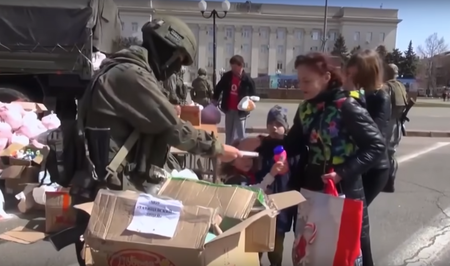 Херсонская область сегодня новости последнего часа. Гумпомощь России на Украине. Раздача гуманитарной помощи на Украине. Российские гуманитарка на Украине. Гуманитарная помощь из России.