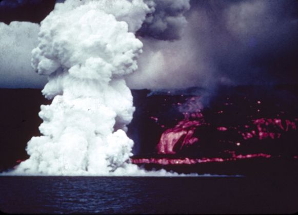 Поток лавы Каапуна стекает в океан во время извержения Мауна-Лоа 2 июня 1950 года