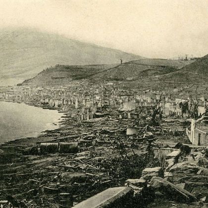 Общий вид Сен-Пьера сразу после разрушения города извержением вулкана Пеле 8 мая 1902 года