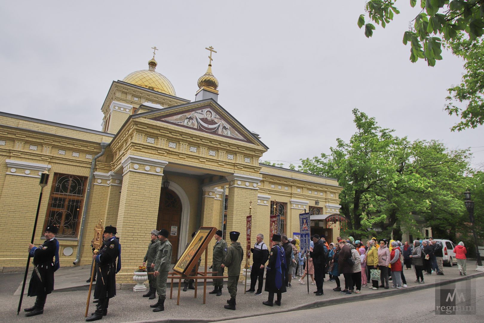 Крестный ход от Покровского храма Железноводска к Смирновскому и Славяновскому источникам