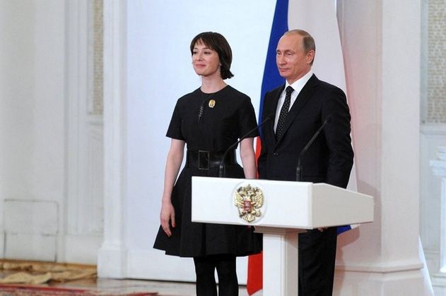 Владимир Путин и Чулпан Хаматова на вручении Государственных премий Российской Федерации