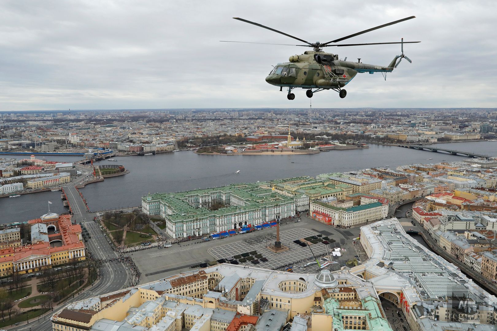 Над 8. Репетиция парада в Питере. Воздушный парад в Питере. Борт вертолета. Репетиция парада Победы в Питере.