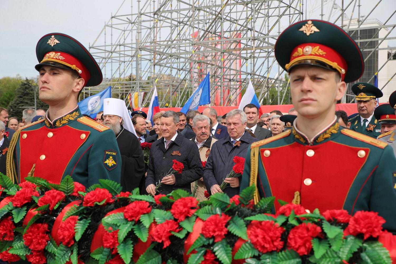 Возложение гирлянды к памятнику как правильно