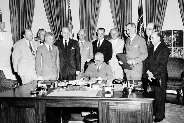 Президент США Гарри Трумэн, подписываетот документ о реализации Североатлантического договора