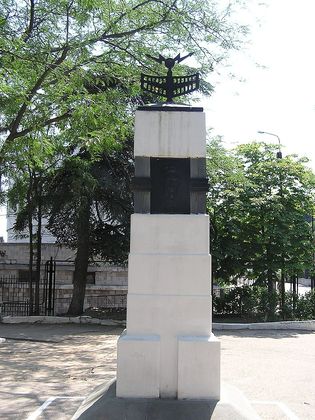 Памятник «В честь 100-летия изобретения радио А. С. Поповым»