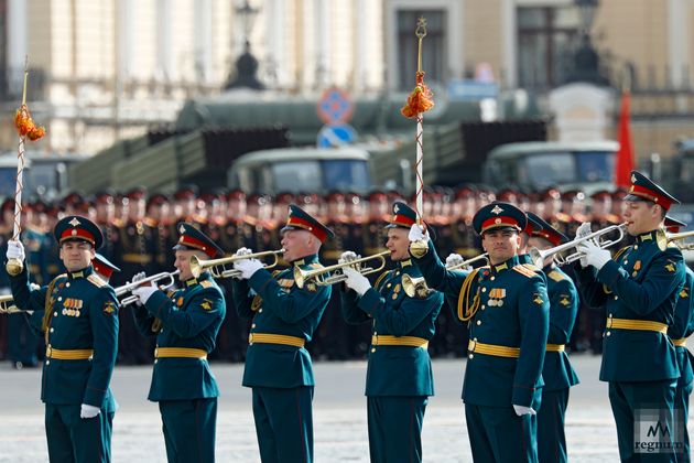 Военный оркестр на генеральной репетиции парада Победы в Санкт-Петербурге