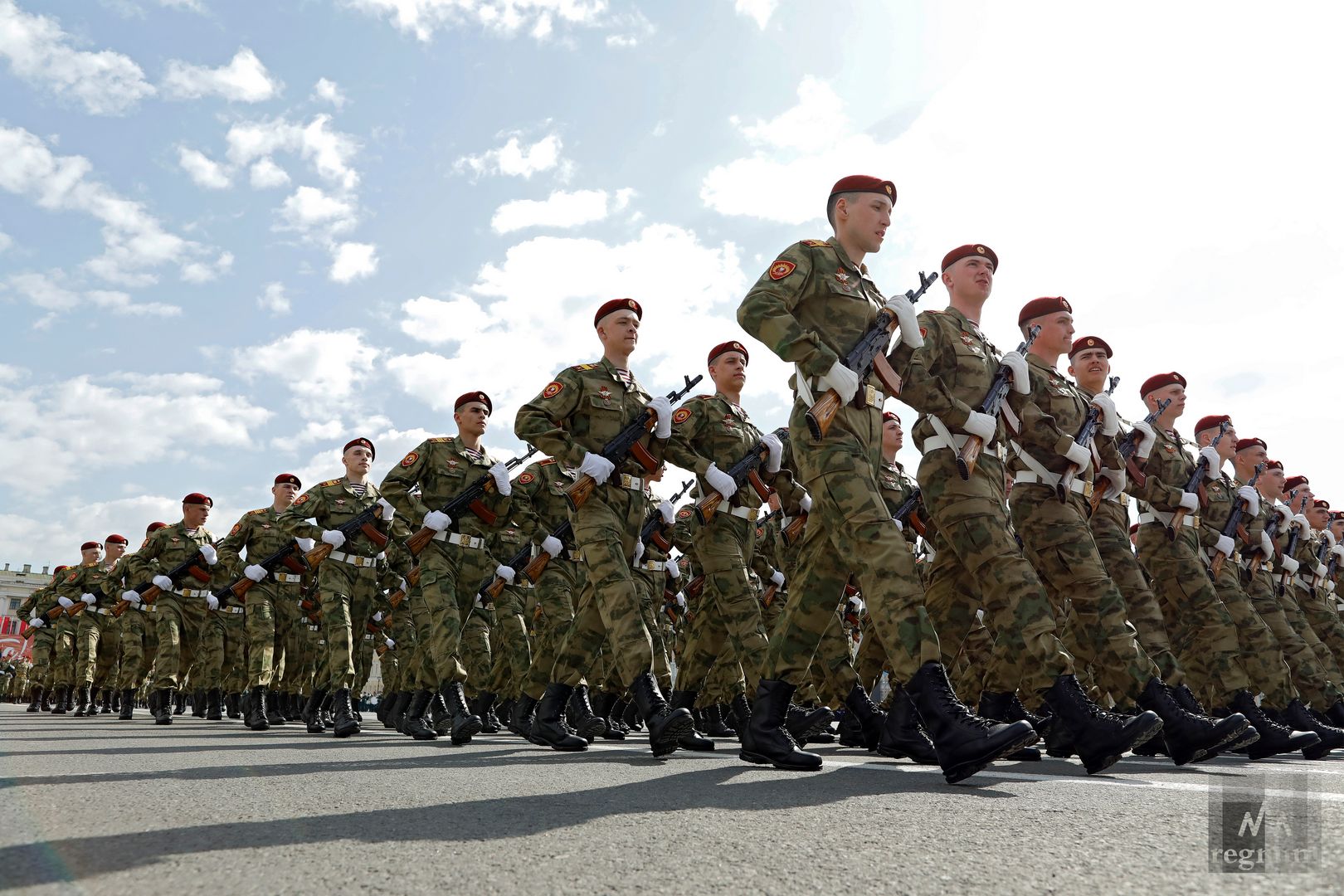 Парадные расчета военнослужащих на генеральной репетиции парада Победы в Санкт-Петербурге