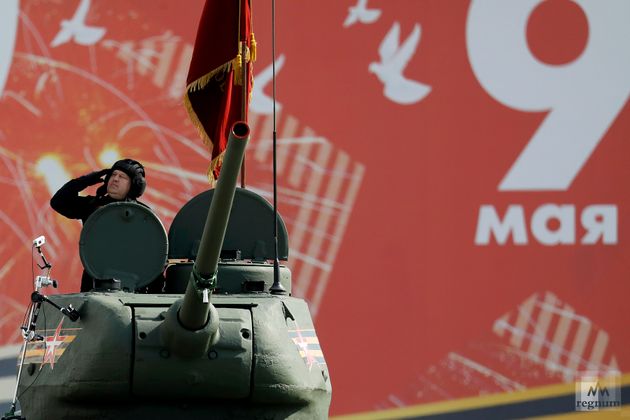 Танк Т-34 во главе проезда военной техники на генеральной репетиции парада Победы в Санкт-Петербурге