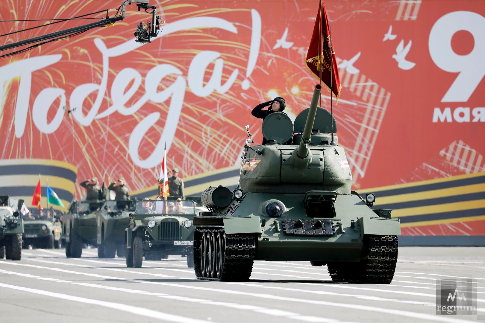 Танк Т-34 во главе проезда военной техники на генеральной репетиции парада Победы в Санкт-Петербурге
