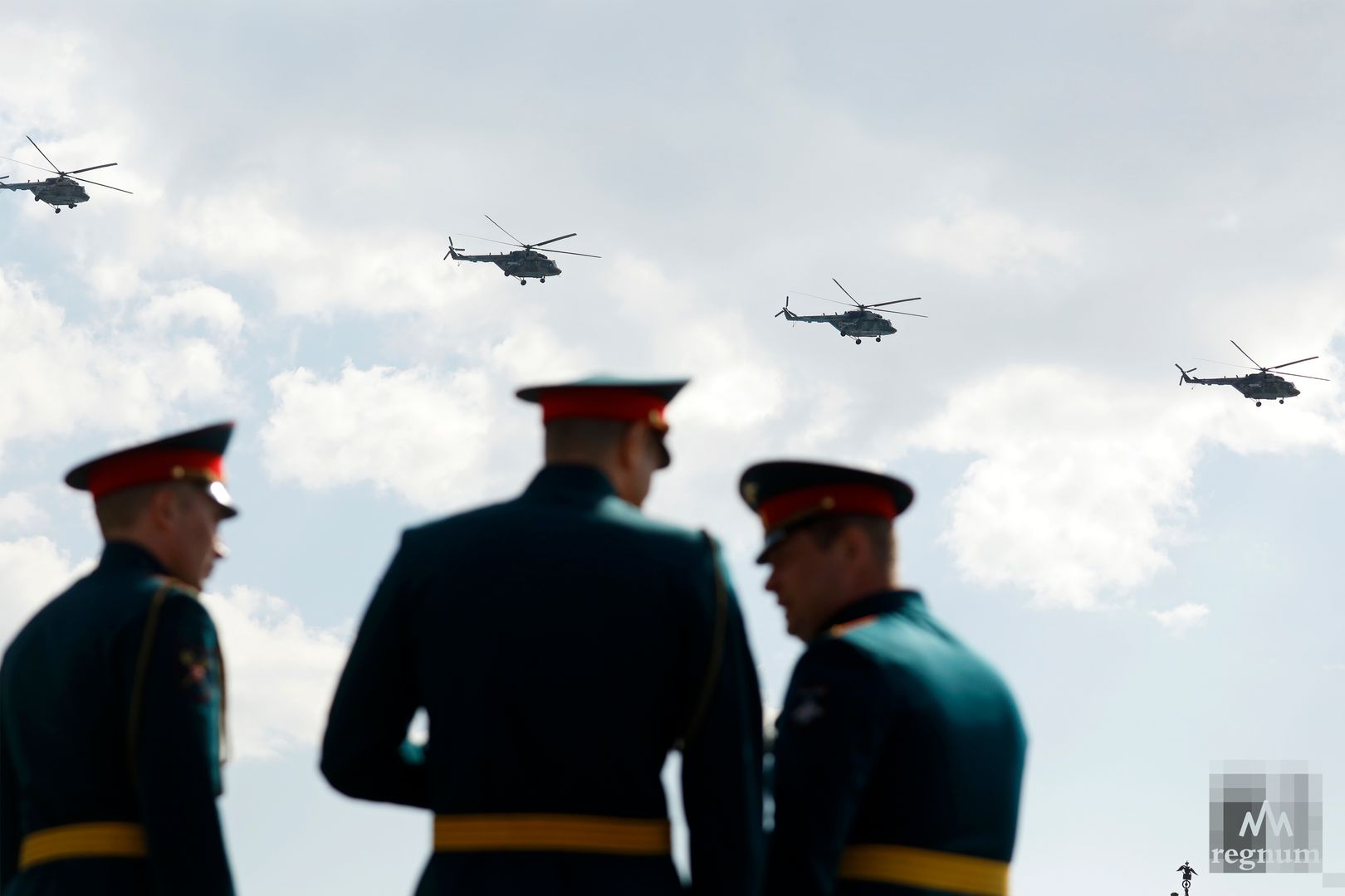 Вертолеты Ми-8 во время генеральной репетиции парада Победы