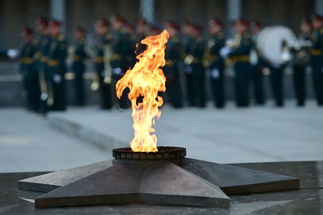Вечный огонь на Широкореченском мемориале в Екатеринбурге