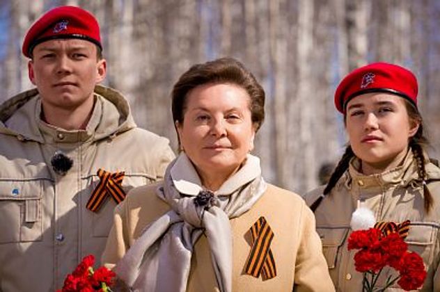 Губернатор Югры Наталья Комарова в окружении юнармейцев