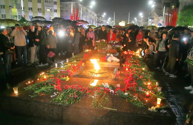 На площади Победы участники акции расставили свечи в форме цифры 77 и минутой молчания почтили память погибших в годы Великой Отечественной войны